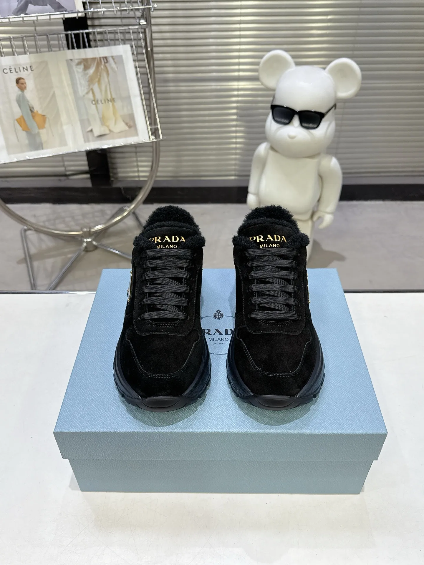 👟👟Ex-factory price 600👟👟 PRADA ²⁰²5 𝐬𝐬Prada’s new product comes with strength! ❣️Many Internet celebrities have the same style, fashionable and versatile nice items, original shoes are developed and purchased from Italian counters, and are reproduced 1:1 according to the original taste. This year’s theme is not to be defined, embodying texture through simplicity💛From thick-soled sneakers to zigzag short boots to 2025 flat shoes, everything reveals a sure-fire momentum... It combines gentleness and handsomeness, the finishing touch for women❤️ Wear-resistant and ultra-light two-color outsole. ⚛Size: Women's 35-40 ⚛Size: Men's 39-45 Original packaging accessories. ⚛